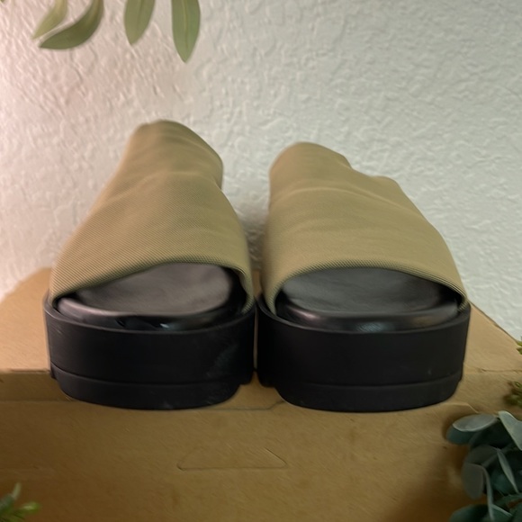 Donald J. Pliner slide wedge size 9.5 - Picture 8 of 8